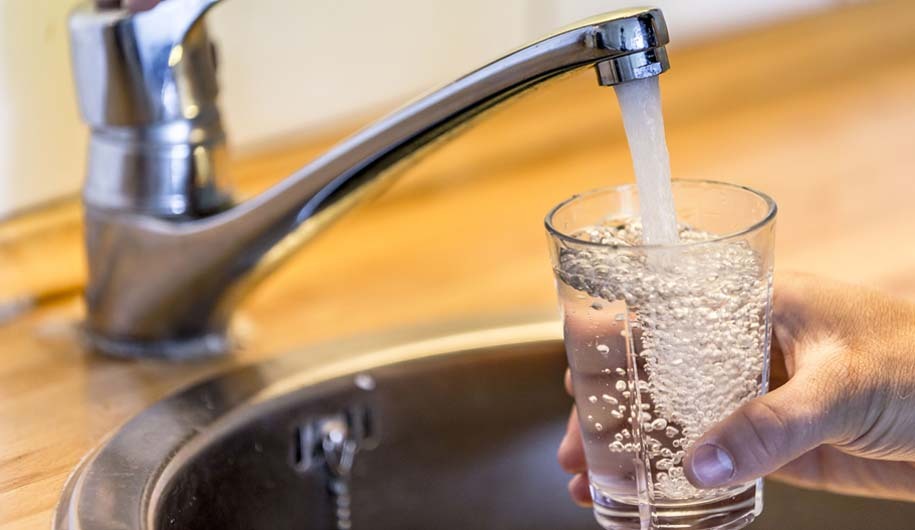 پنج فایده شگفت‌انگیز نوشیدن آب گرم