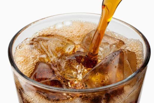نوشابه های گازدار شیرین احتمال سرطان کبد را در زنان افزایش می دهد