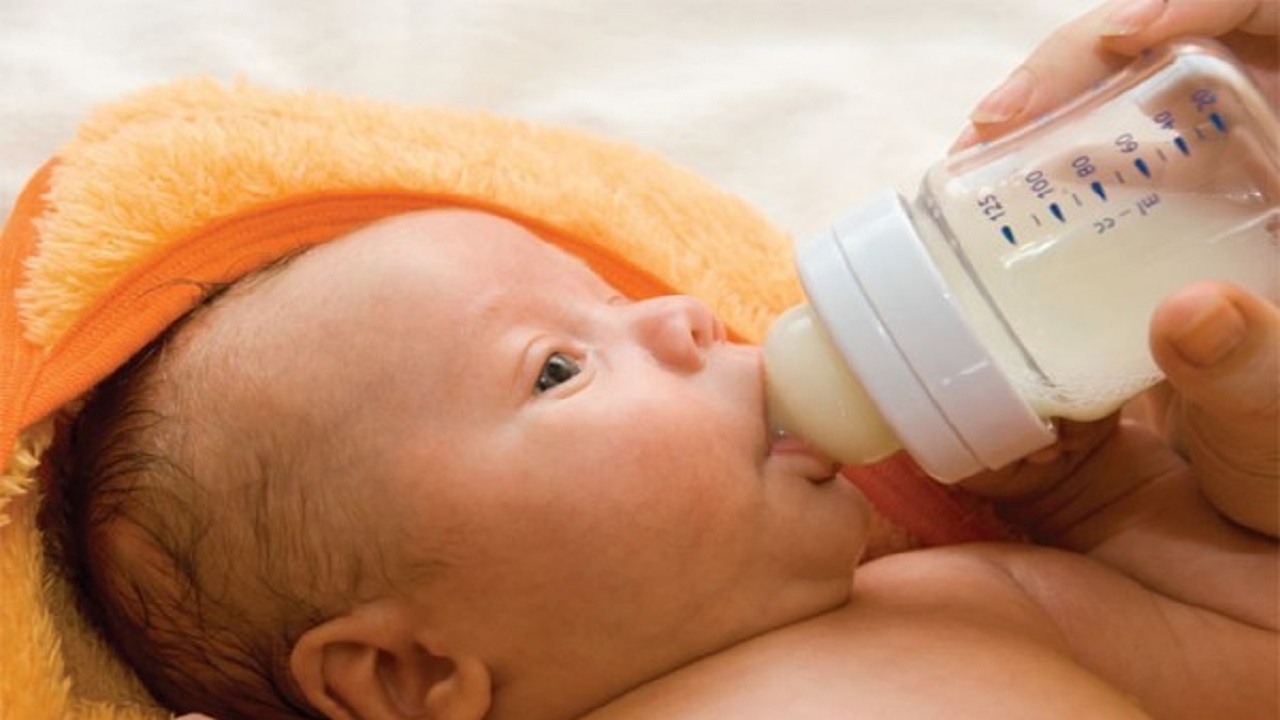 ۵۳ درصد نوزادان ایرانی بدون شیرمادر تغذیه می کنند