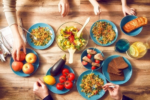زمان خوردن غذا بر اساس طب ایرانی/بهترین خوراکی های همراه غذا