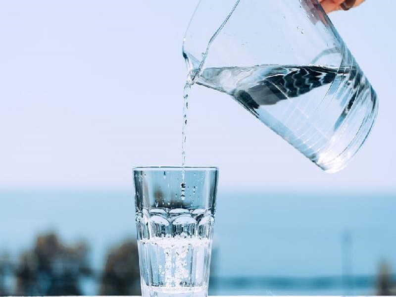 چرا باید در پاییز و زمستان بیشتر آب بنوشیم؟