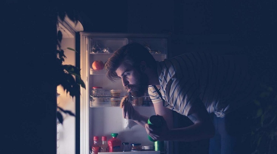 چرا در نیمه شب گرسنه میشویم؟