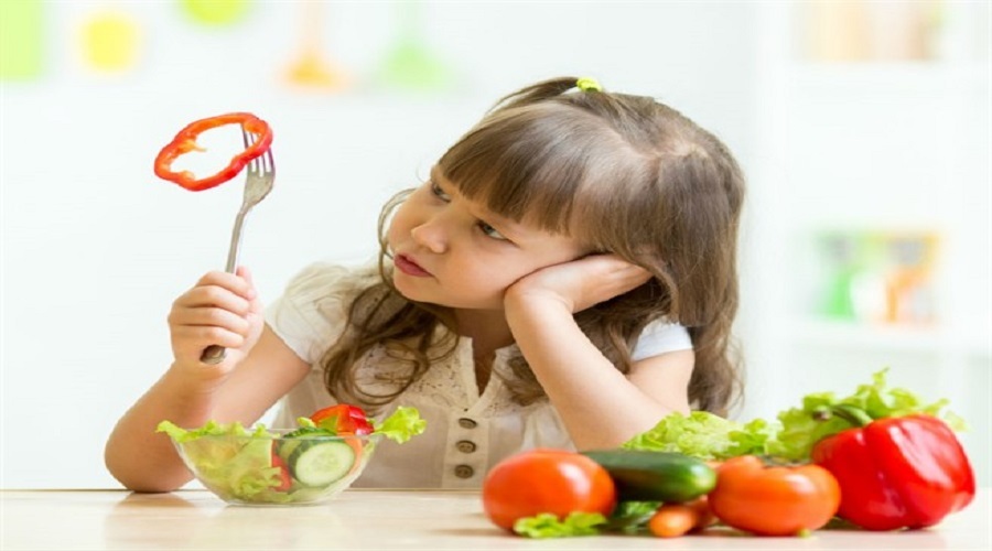 ۱۰ اشتباه بزرگ در تغذیه کودکان که والدین مرتکب می‌شوند